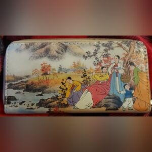 GORGEOUS ORIENTAL THEMED CLUTCH. VINYL. INNER POCKET AND CARD SLOTS 7½" X 3¾"